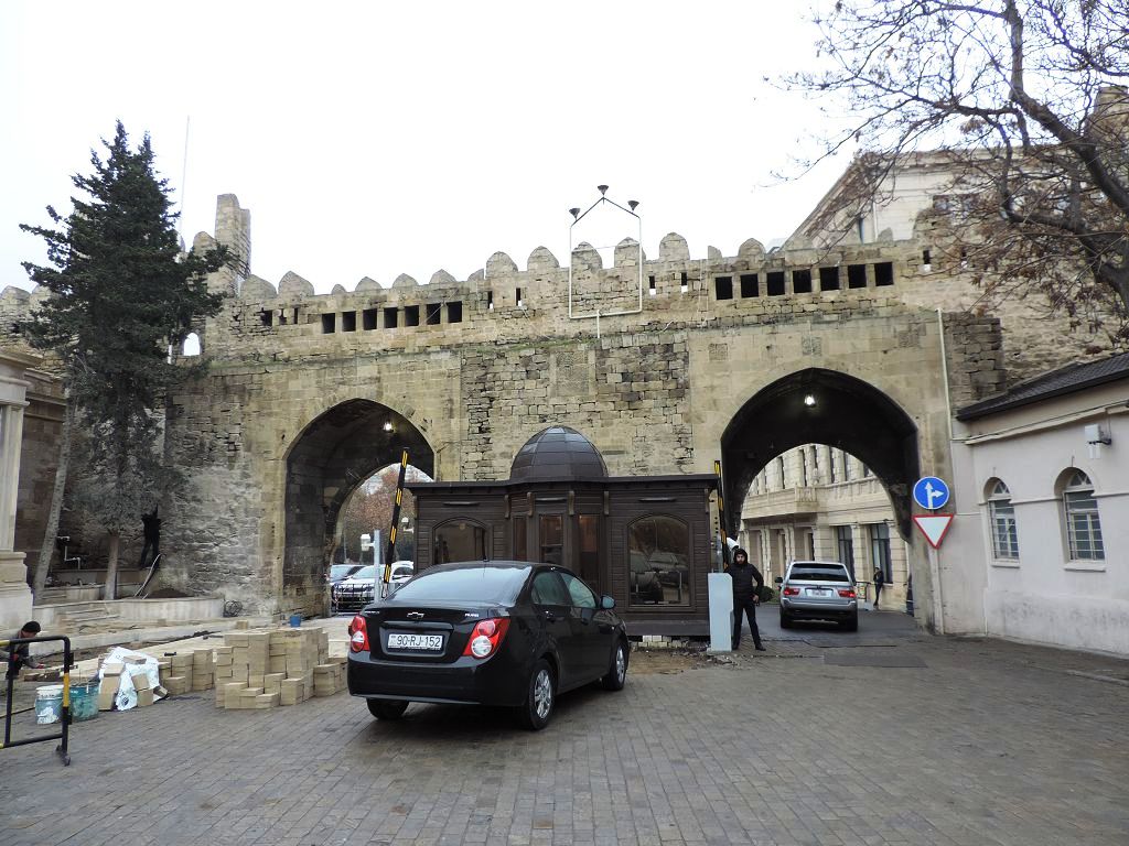 Баку. Парные крепостные ворота - Шемахинские и Ворота Шах-Аббаса