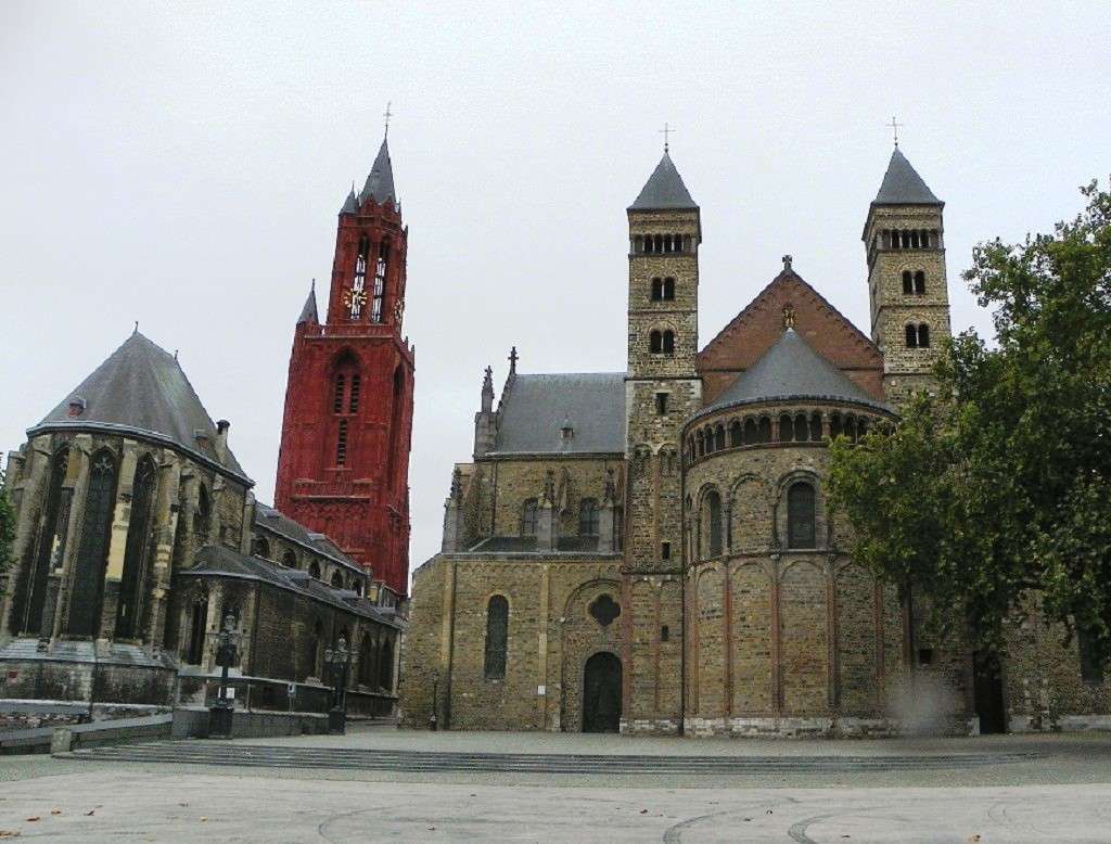 Маастрихт. Площадь Фрайтхоф с собором св. Яна и базиликой св. Серваса
