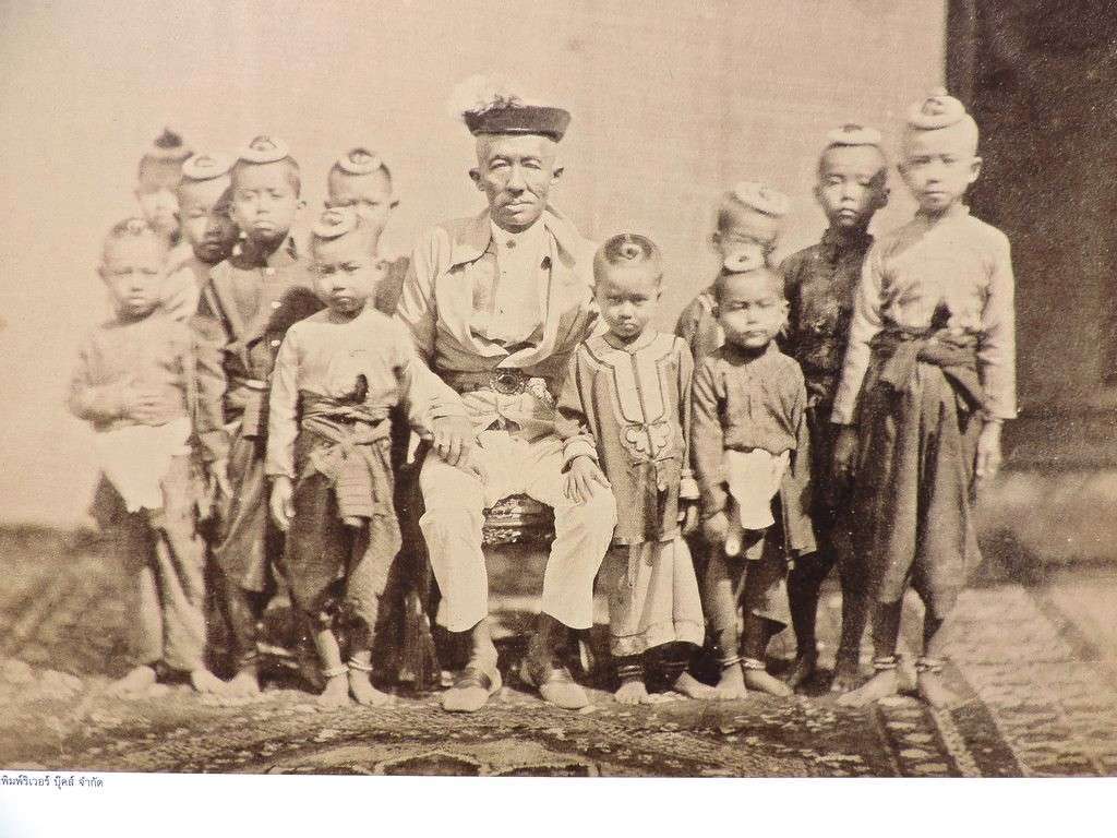 Бангкок. Король Монгкут (Рама IV) и 11 из его детей