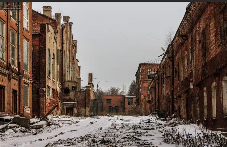 Здания фабрики "Серпуховской текстиль" (ранее Красный текстильщик" и "Старая мыза"). Основана в 1781 г., закрыта в 2009 (не в 90-е, на которые президент любит ссылаться!).
