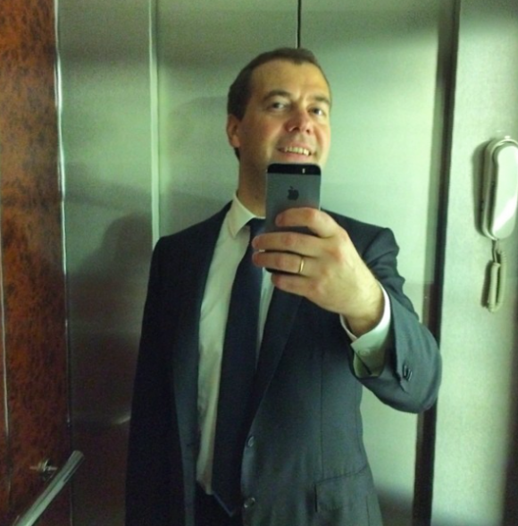Знаменитое селфи Медведева в лифте