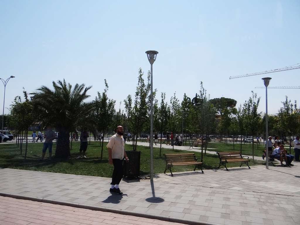Тирана. Парк в центре города