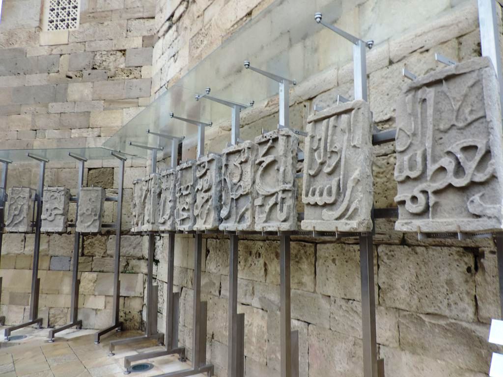 Баку. Плиты Сабаильского замка