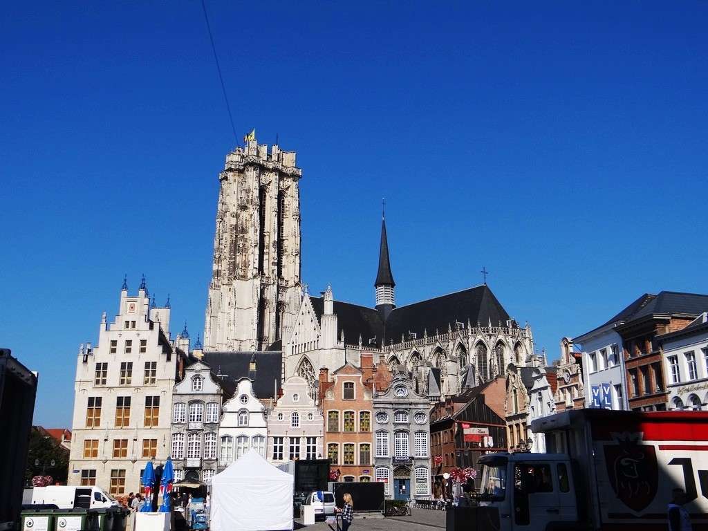 Мехелен - Главная площадь и Кафедральный собор св. Румольда Grand Place and Sint-Romboutskathedraal
