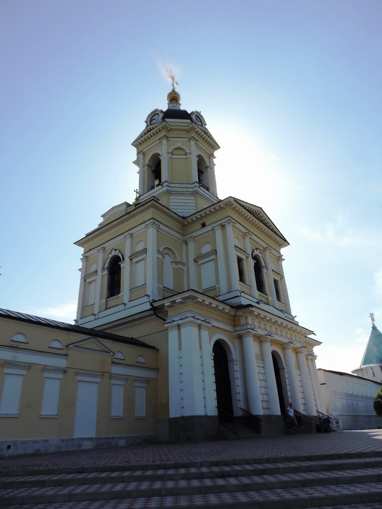 Серпухов - Высоцкий монастырь Надвратная церковь Трех Святителей