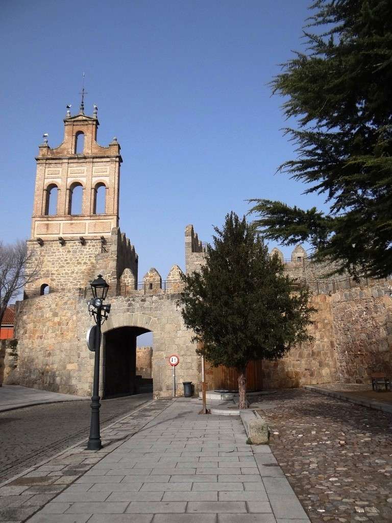 Авила. Северные ворота и монастырь "обутых" кармелитов