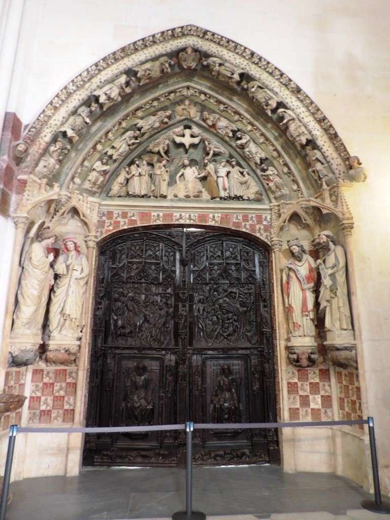 Бургос - Кафедральный собор Богоматери- Золотые ворота - вход в клуатр