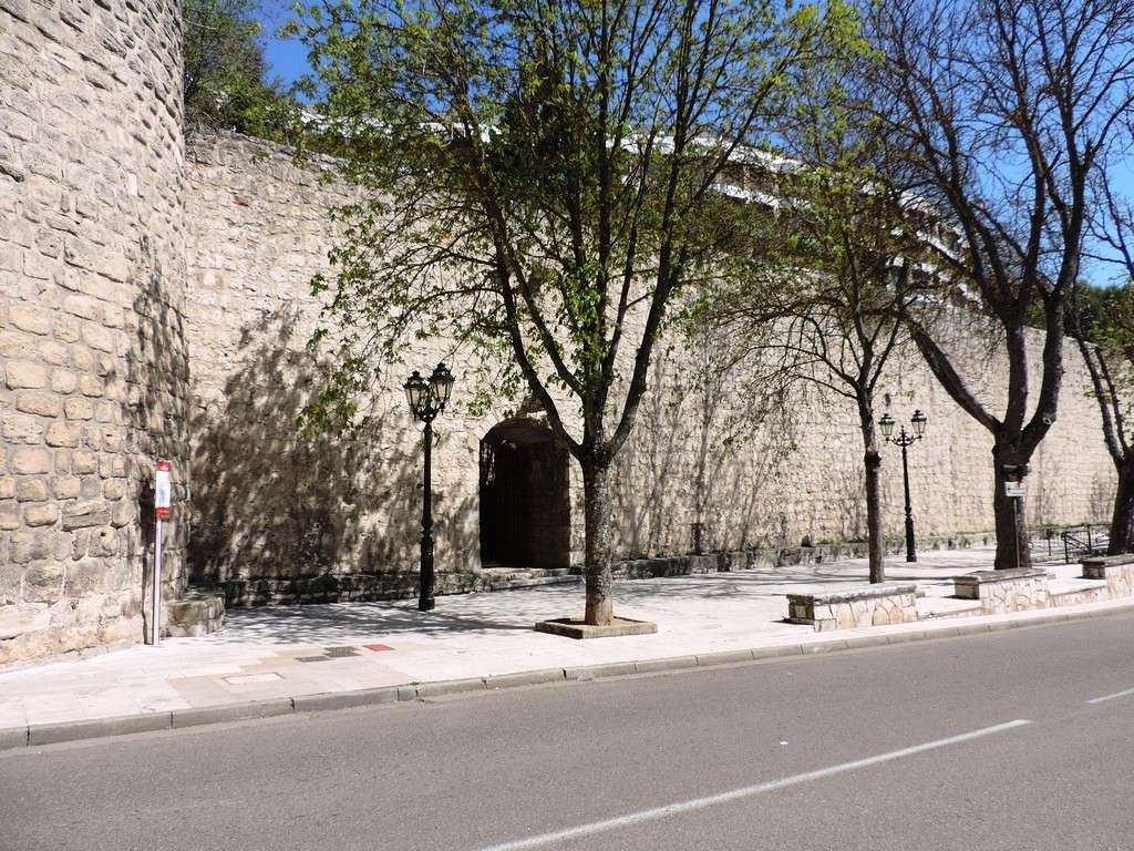 Бургос - Башня доньи Ламбры и Иудейские ворота Torreon de dona Lambra y Puerta de la Juderia